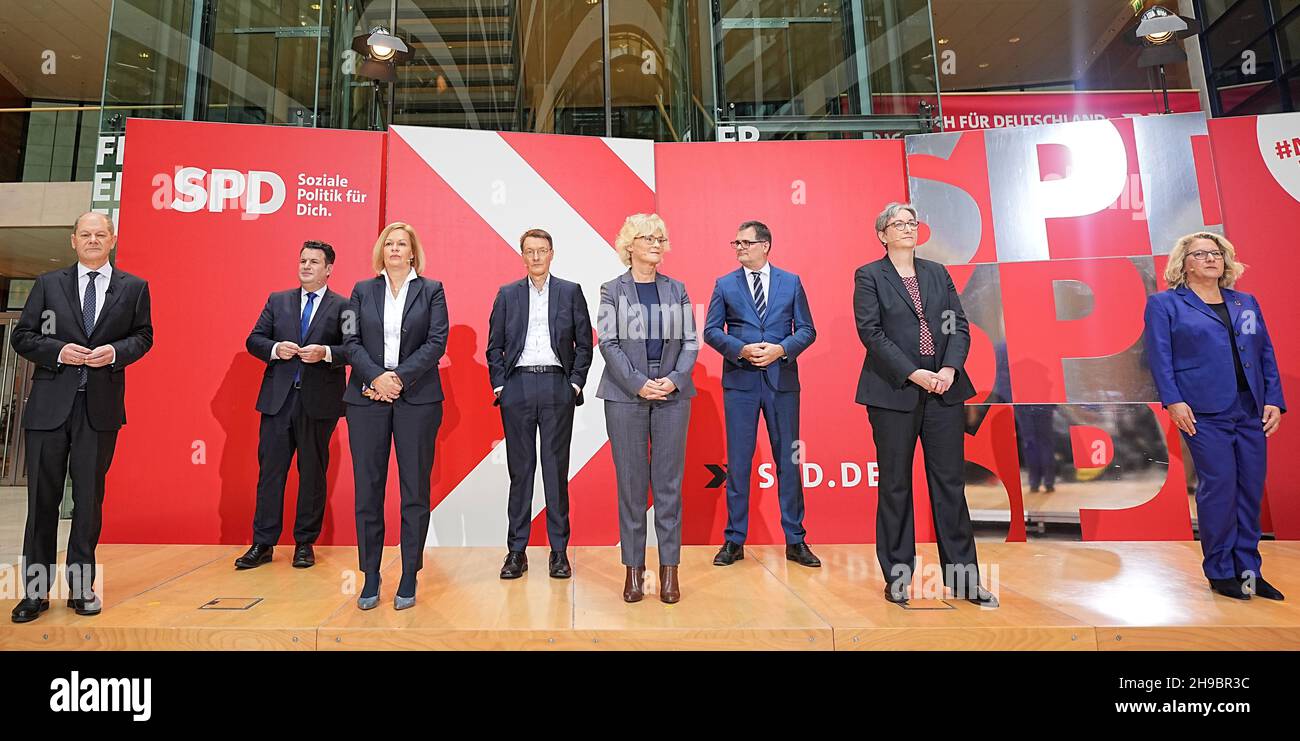 06 décembre 2021, Berlin: La chancelière allemande désignée OLAF Scholz du Parti social-démocrate (SPD), se tient avec Hubertus Heil, ministre désigné du travail et des Affaires sociales, Nancy Faeser, ministre désigné de l'intérieur, Karl Lauterbach, ministre désigné de la Santé, Christine Lambrecht, ministre désigné de la Défense, Wolfgang Schmidt,Chef désigné de la Chancellerie fédérale, Klara Geywitz, ministre désigné de la construction, et Svenja Schulze, ministre désigné de la coopération et du développement économiques, lors de la présentation des ministres du SPD à la Maison Willy Brandt.Pho Banque D'Images