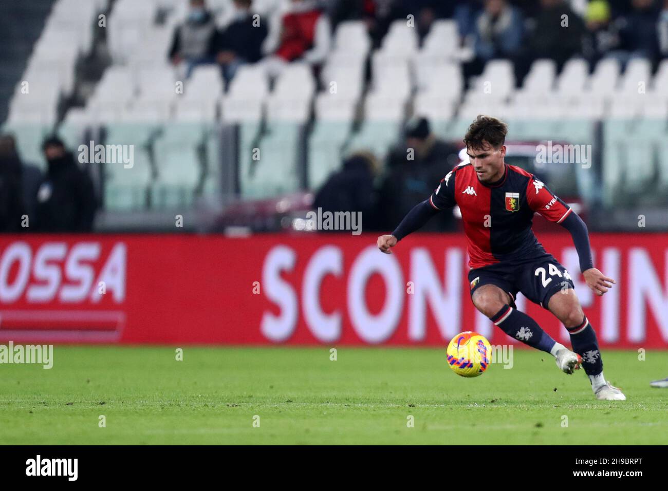 Turin, Italie.05e décembre 2021.Flavio Bianchi de Gênes CFC contrôle le ballon pendant la série Un match entre Juventus FC et Gênes CFC au stade Allianz le 5 décembre 2021 à Turin, Italie.Credit: Marco Canoniero / Alamy Live News Banque D'Images