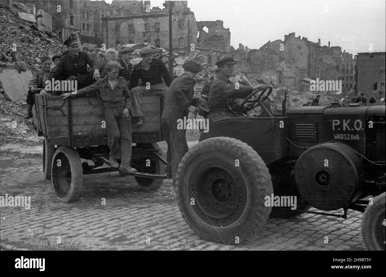 Varsovie, 1947-09-21.Miesi¹c Oddoowy Warszawy.spó³dzielcy Warszawy udaj¹ siê na teren Œródmieœcia do pracy przy odgruzowywaniu. bk/mgs PAPVarsovie, le 21 septembre 1947.Le mois de la reconstruction de Varsovie.Photo: Membres du mouvement coopératif de Varsovie qui vont nettoyer le centre-ville des décombres. bk/mgs PAP Banque D'Images