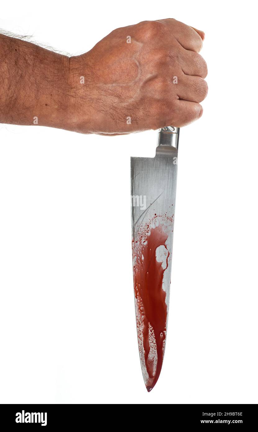 Homme tenant main couteau en acier avec sang isolé sur blanc Banque D'Images