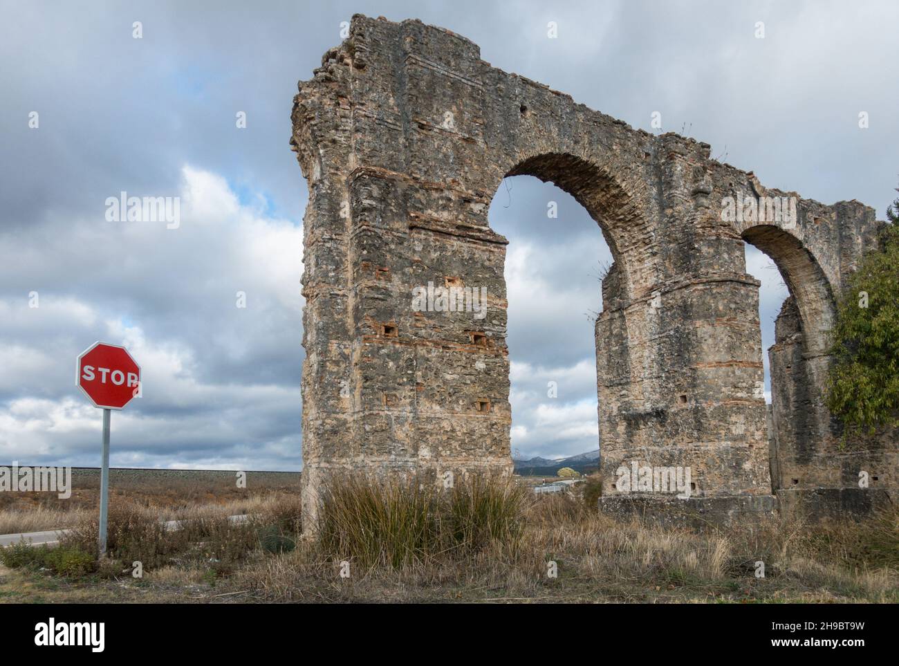 Vestiges d'un pont aqueduc romain du 4ème siècle près de ronda, Andalousie, Espagne. Banque D'Images