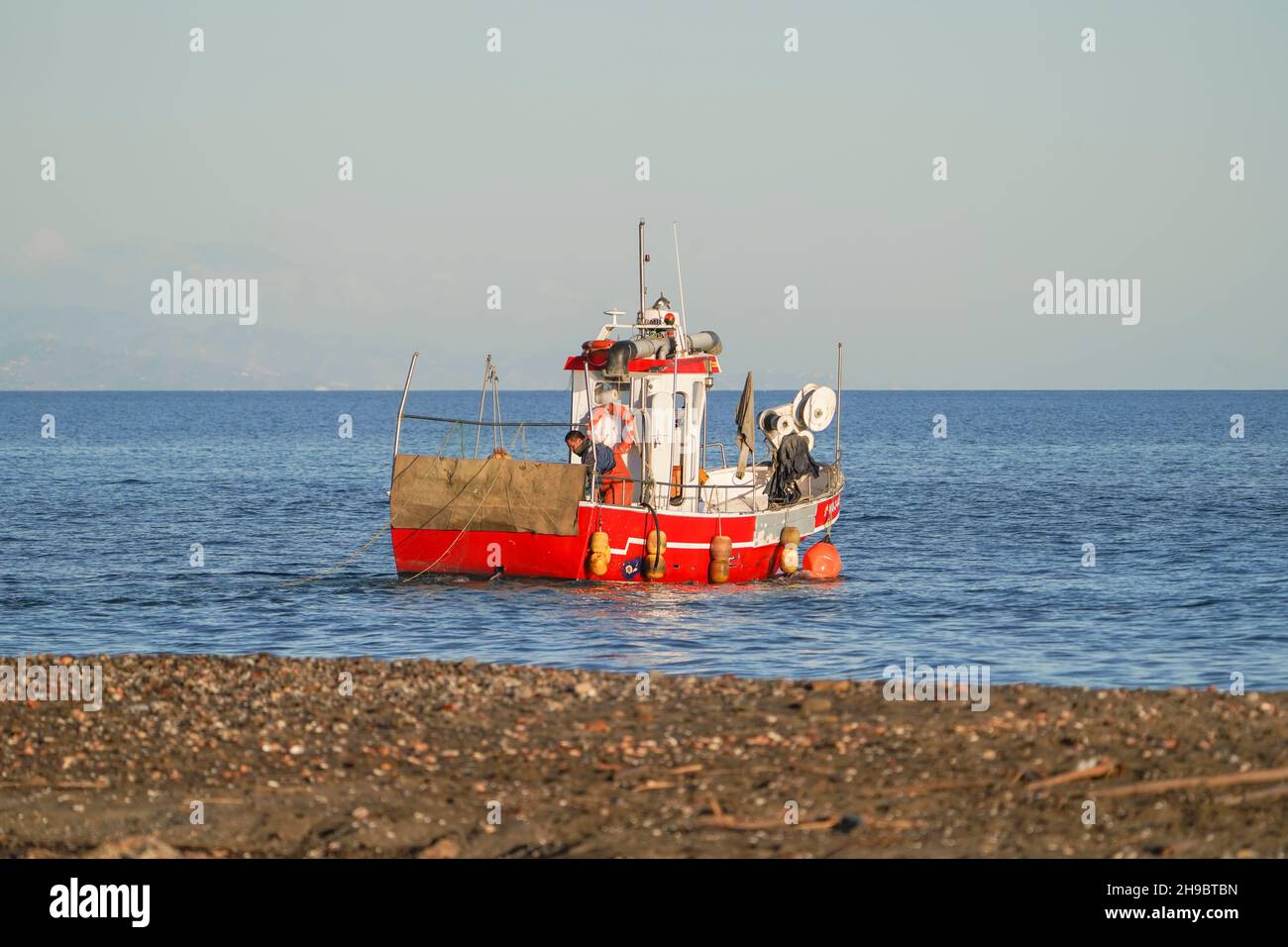Seul seul, petit bateau de pêche en mer Méditerranée, l'Andalousie, Costa del Sol, Espagne. Banque D'Images