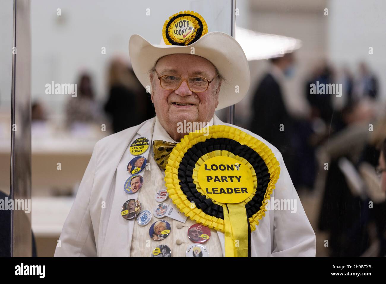 Les membres du 'Parti officiel Monster Raving Loony' avec le candidat 'Mad Mike Young' à l'élection partielle parlementaire de Old Bexley et Sidcup UK. Banque D'Images