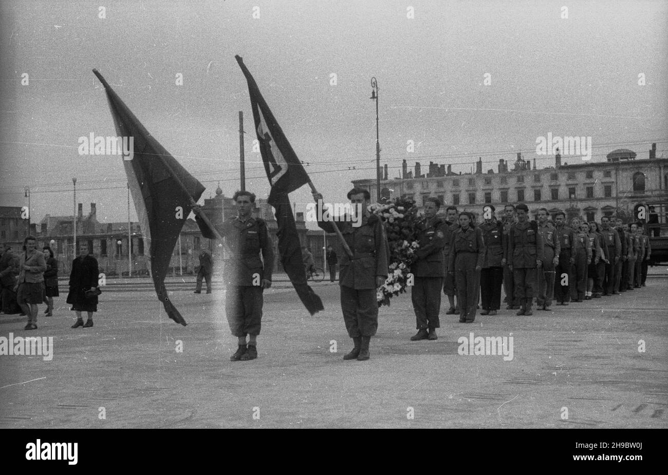 Varsovie, 1947-09-23.Plac Zwyciêstwa.NZ. Przedstawiciele Czechos³owackich Brygad Odbudowy sk³adaj¹ wieniec przed Grobem Nieznanego ¯o³nierza. bk/mgs PAPVarsovie, le 23 septembre 1947.Place Zwyciestwa.Photo : des représentants des Brigades tchécoslovaques en reconstruction posant une couronne devant la tombe du soldat inconnu. bk/mgs PAP Banque D'Images