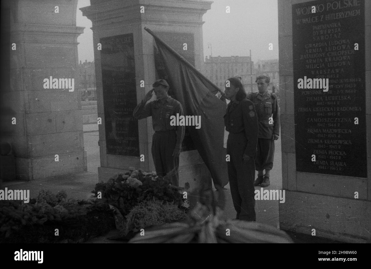 Varsovie, 1947-09-23.Plac Zwyciêstwa.NZ. Przedstawiciele Czechos³owackich Brygad Odbudowy sk³adaj¹ wieniec przed Grobem Nieznanego ¯o³nierza. bk/mgs PAPVarsovie, le 23 septembre 1947.Place Zwyciestwa.Photo : des représentants des Brigades tchécoslovaques en reconstruction posant une couronne devant la tombe du soldat inconnu. bk/mgs PAP Banque D'Images
