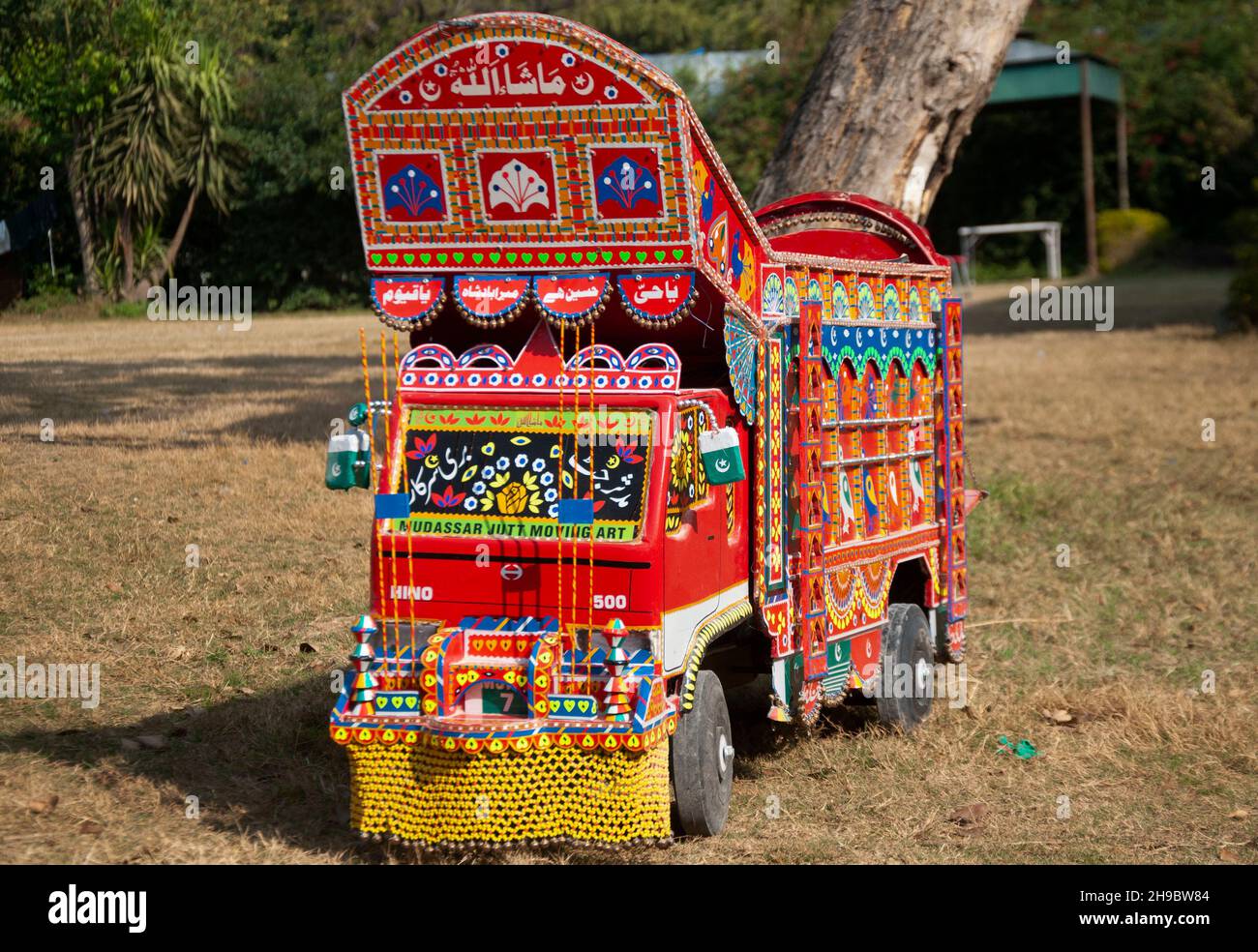 Islamabad, Pakistan 26 décembre 2021 - une décoration de camion magnifiquement décorée est en cours de préparation dans la province du Punjab, au Pakistan. Banque D'Images