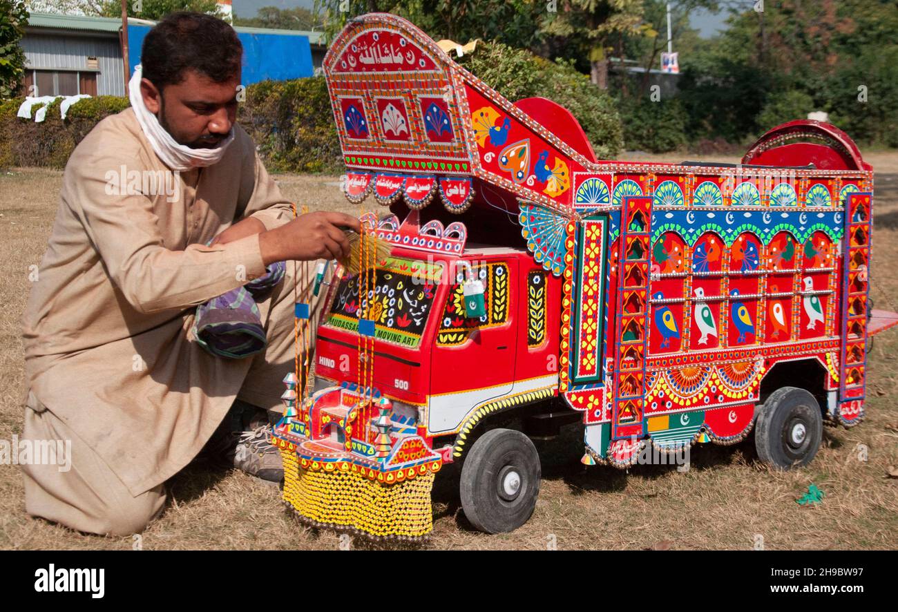 Islamabad, Pakistan 26 décembre 2021 - une décoration de camion magnifiquement décorée est en cours de préparation dans la province du Punjab, au Pakistan. Banque D'Images