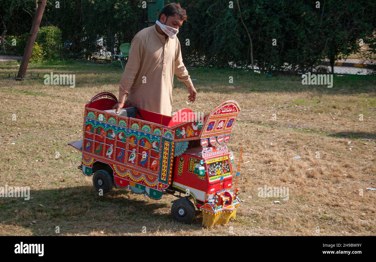Islamabad, Pakistan 26 décembre 2021 - une décoration de camion magnifiquement décorée est en cours de préparation dans la province du Punjab, au Pakistan. Banque D'Images