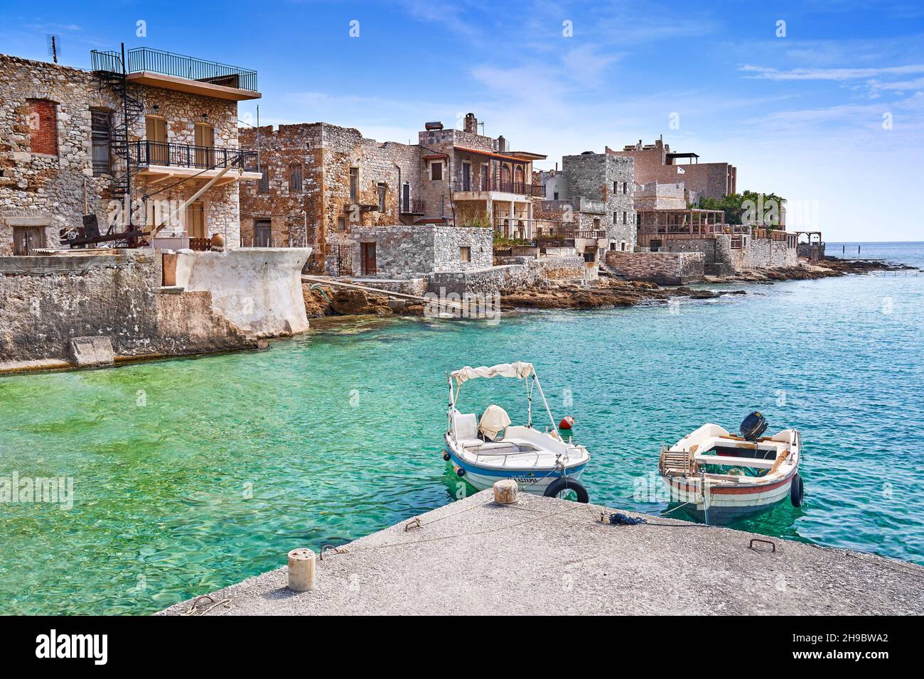 Village de pêcheurs traditionnel Gerolimenas, Mani, Laconia, Péloponnèse, Grèce Banque D'Images
