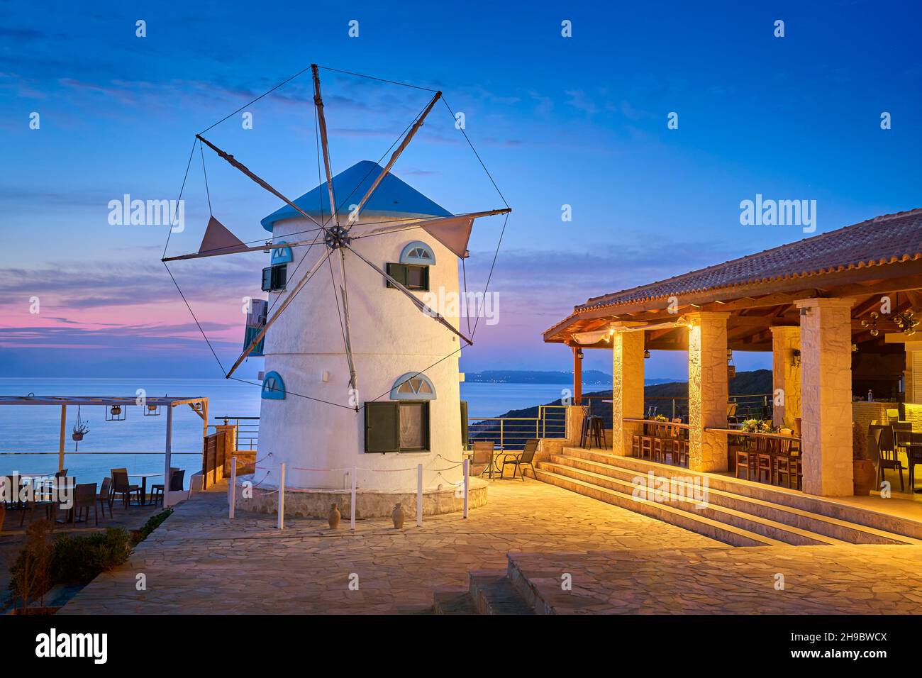 Moulin à vent blanc traditionnel, cap Skinari, île de Zakynthos, Grèce Banque D'Images