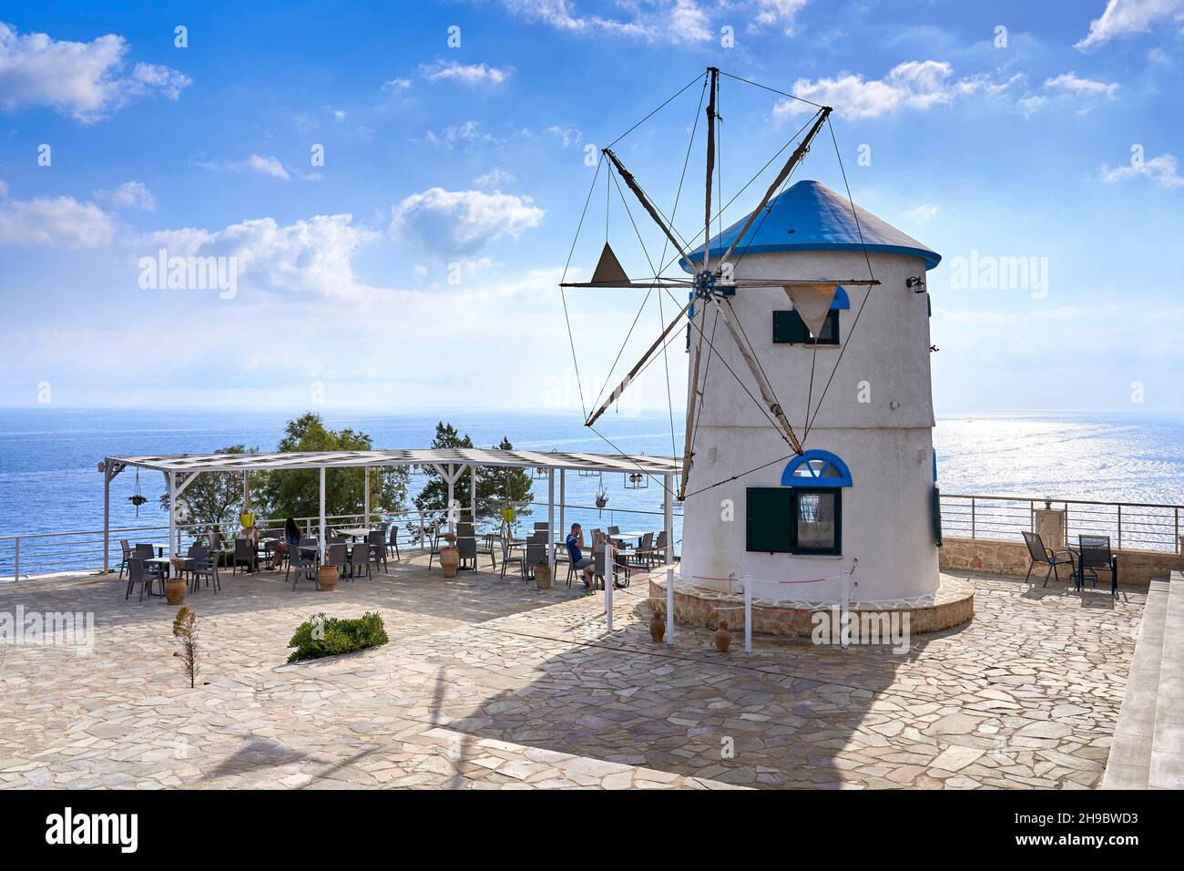 Moulin à vent blanc traditionnel, cap Skinari, île de Zakynthos, Grèce Banque D'Images