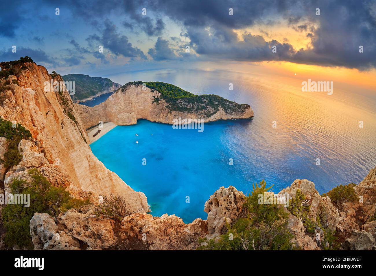 Baie Shipwreck au coucher du soleil, plage Navagio, île de Zakynthos, Grèce Banque D'Images
