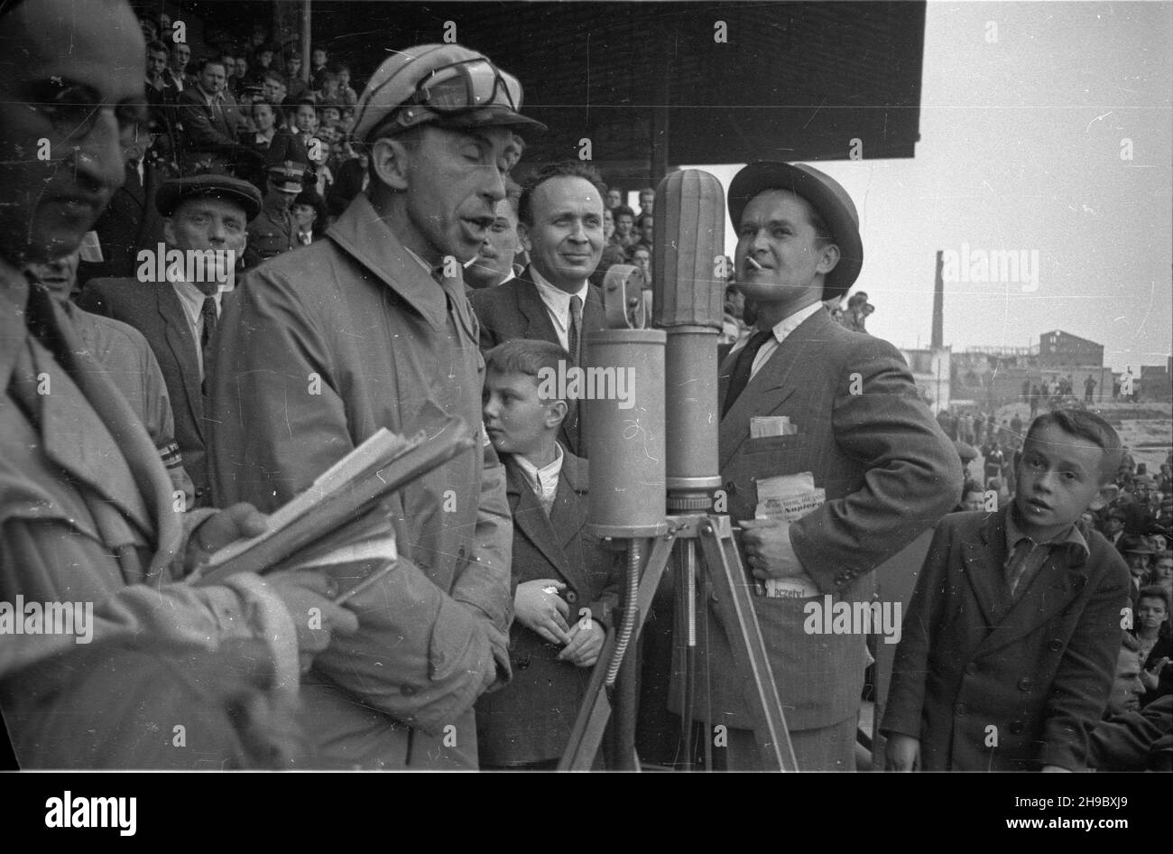 Varsovie, 1947-09-28.Stadion wojskowego Klubu Sportowego Legia.Pierwszy powojenny Wyœcig Kolarski Dooko³a Polski na trasie Kraków-Warszawa (VI Tour de Bologne).NZ. Prisée mikrofonem sêdzia g³ówny, prise PZKol.Feliks Go³êbiowski, drugi z prawej stenwozdawca sportowy Polskiego Radia Józef Ma³gorzewski. bk/ppr PAPVarsovie, le 28 septembre 1947.Stade du club sportif militaire Legia.La première course cycliste autour de la Pologne après la guerre (VI Tour de Bologne) de Cracovie à Varsovie.Photo: Parler en micro un des juges en chef de la course Feliks Go³ebiowski.Deuxième à partir de sports de droite c Banque D'Images