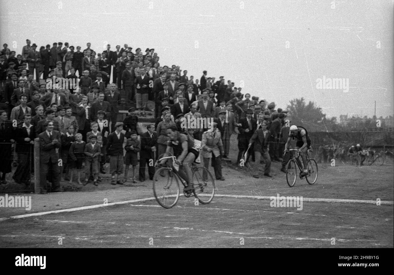 Varsovie, 1947-09-28.Stadion Wojskowego Klubu Sportowego Legia.Pierwszy powojenny Wyœcig Kolarski Dooko³a Polski na trasie Kraków–Warszawa (VI Tour de Bologne) zorganizawany przez Spó³dzielnê Wydawnicz¹ Czytelnik.Zakoñczenie ostatniego IV etapu £ódŸ–Warszawa.Jako pierwszy na stadion wje¿d¿a Andrzej Grynkiewicz z £ódzkiego Klubu Sportowego, zwyciêzca tego etapu. bk/ppr PAPCracovie, le 25 septembre 1947.La première après la guerre Cyclisme course autour de la Pologne (VI Tour de Bologne) de Cracovie à Varsovie.La fin de la dernière étape Lodz-Varsovie sur le stade du club sportif militaire Legia.Pi Banque D'Images