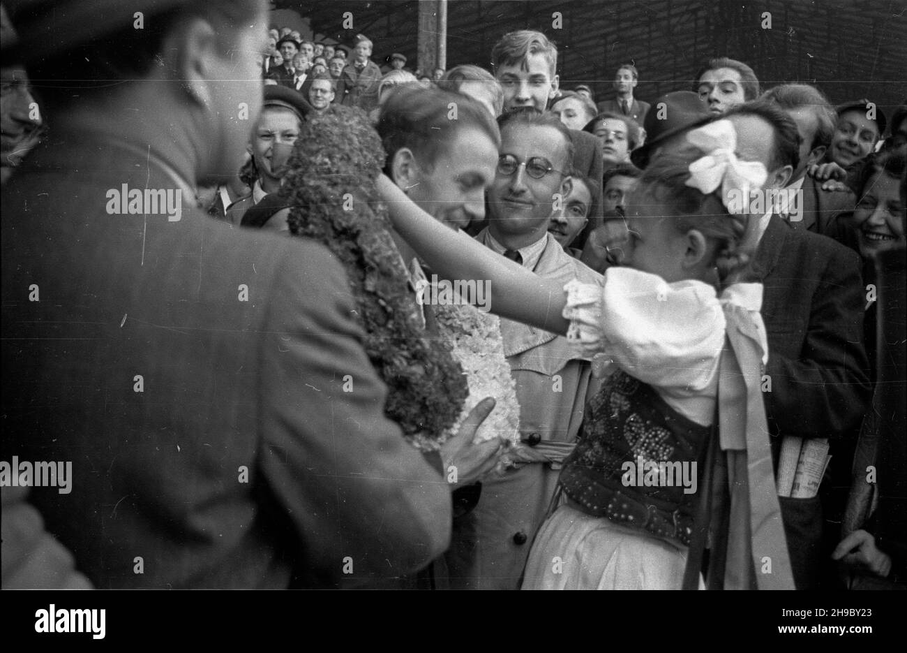 Varsovie, 1947-09-28.Stadion wojskowego Klubu Sportowego Legia.Pierwszy powojenny Wyœcig Kolarski Dooko³a Polski na trasie Kraków–Warszawa (VI Tour de Bologne).NZ. Dziewczynka Krysia Tadeusiak zak³ada wieniec zwyciêzcy ca³ego wyœcigu, Stanis³awowi Grzelakowi z klubu Tramwajarz ódŸ. bk/ppr PAPVarsovie, le 28 septembre 1947.Stade du club sportif militaire Legia.La première course cycliste autour de la Pologne après la guerre (VI Tour de Bologne) de Cracovie à Varsovie.Photo : une fille Krysia Tadeusiak décortiquele gagnant de la course Stanisaw Grzelak du club Tramwajarz Lodz. bk/mgs PAP Banque D'Images