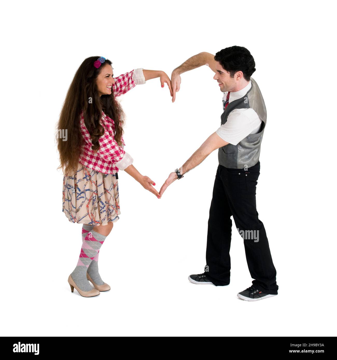 Saint-Valentin - le jeune couple forme un coeur avec ses bras Banque D'Images