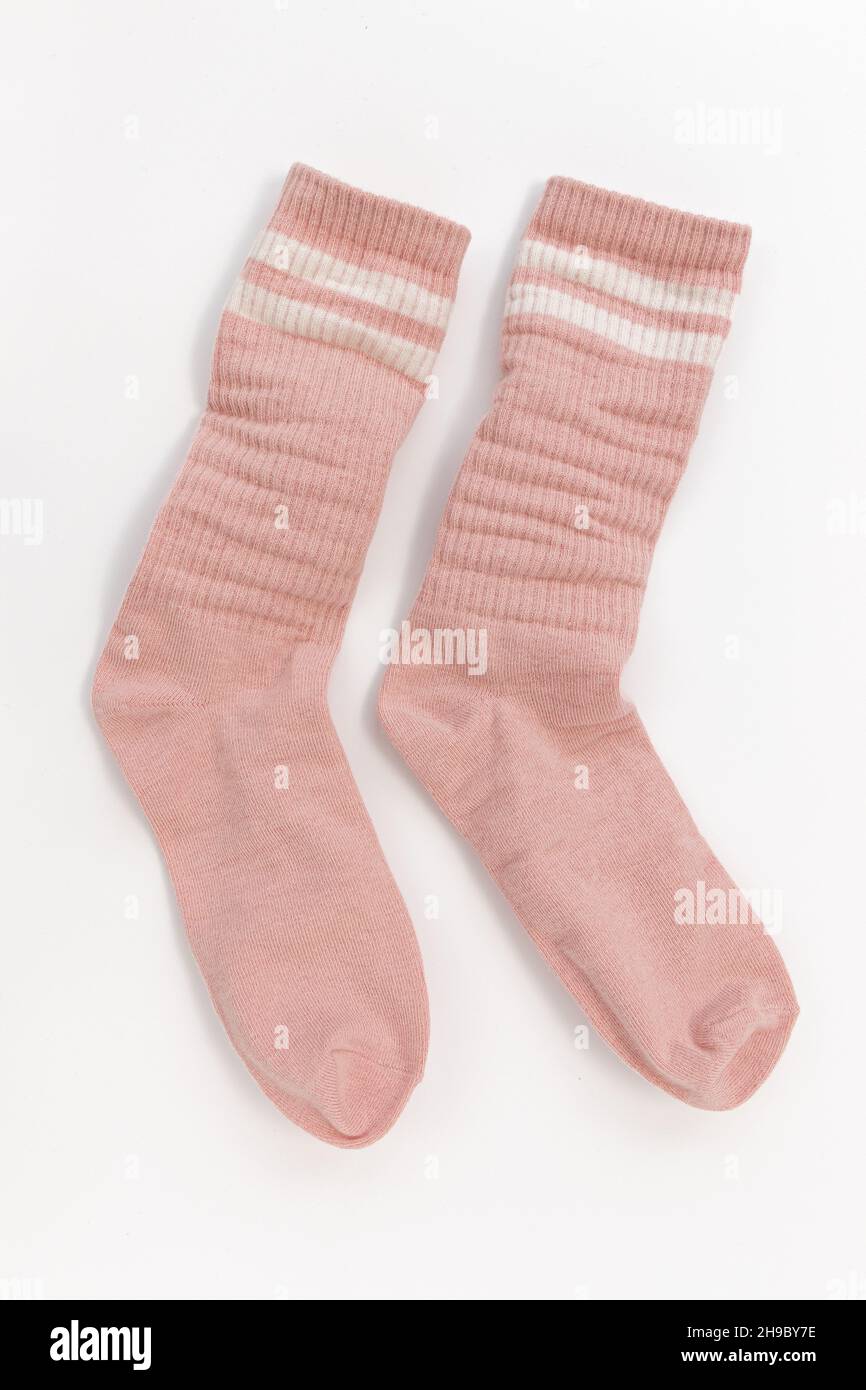 paire de chaussettes usées isolées sur fond blanc, chaussettes en coton  rose, , vue du dessus Photo Stock - Alamy