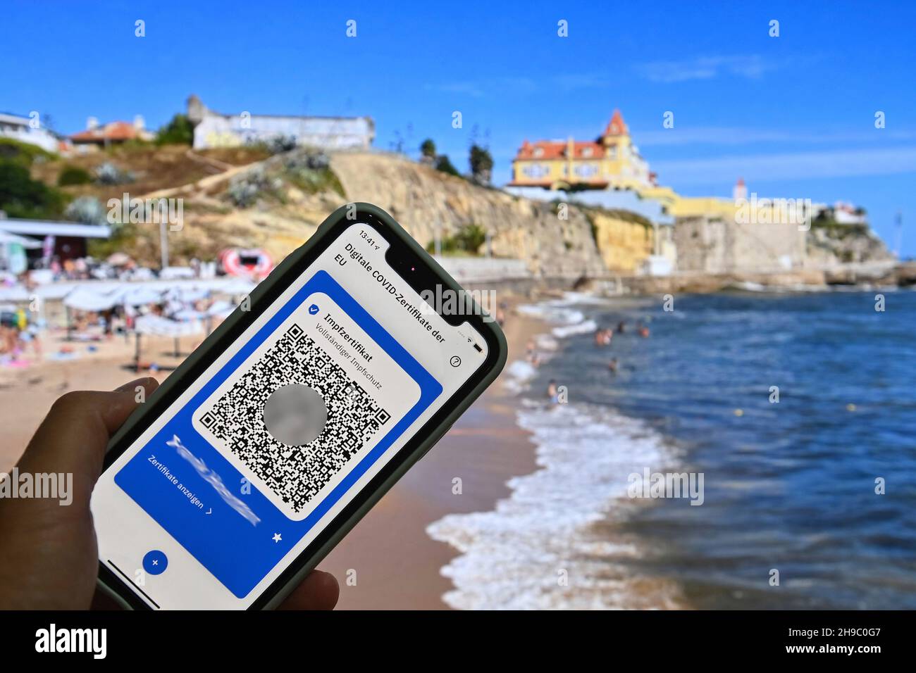 Sujet photo/photo de symbole: Certificats numériques Covid de l'UE sur un smartphone, protection complète de vaccination, certificat de vaccination, carte de vaccination, carte de vaccination.Il y a peu de choses à faire sur la plage de Tamariz à Estoril.L'industrie touristique du Portugal souffre également massivement des conséquences de la pandémie du coronavirus.Les plages de l'Atlantique sont à peine peuplées - les touristes restent à l'écart. Banque D'Images