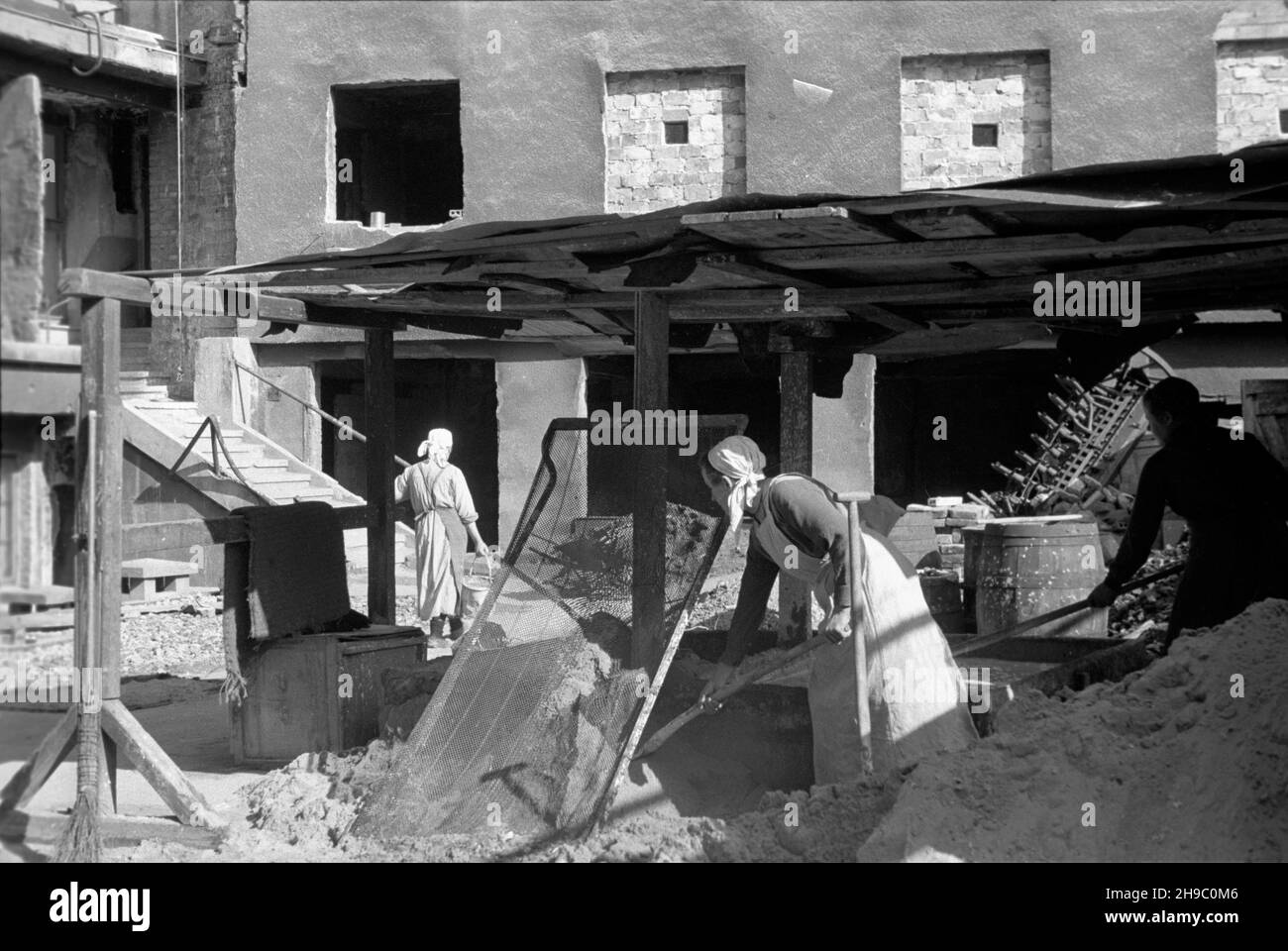 Varsovie, 1947-10.Zgromadzenie Sióstr Urszulanek SERCA Jezusa Konaj¹cego, zwanych te¿ urszulankami szarmi.SS. Urszulanki odbudowuj¹ spalony po Powstaniu Warszawskim swój dom zakonny na Powiœlu.NZ. Siostry przy racy.PAP Dok³adny dzieñ wydarzenia nieustalony.Varsovie, octobre 1947.Congrégation des Sœurs Ursulines du cœur de Jésus mourant, également appelées Sœurs Ursulines grises.Les religieuses Ursulines reconstruisent leur monastère dans le district de Powisle incendié après le soulèvement de Varsovie.Photo : nonnes au travail. wb/gr PAP Banque D'Images