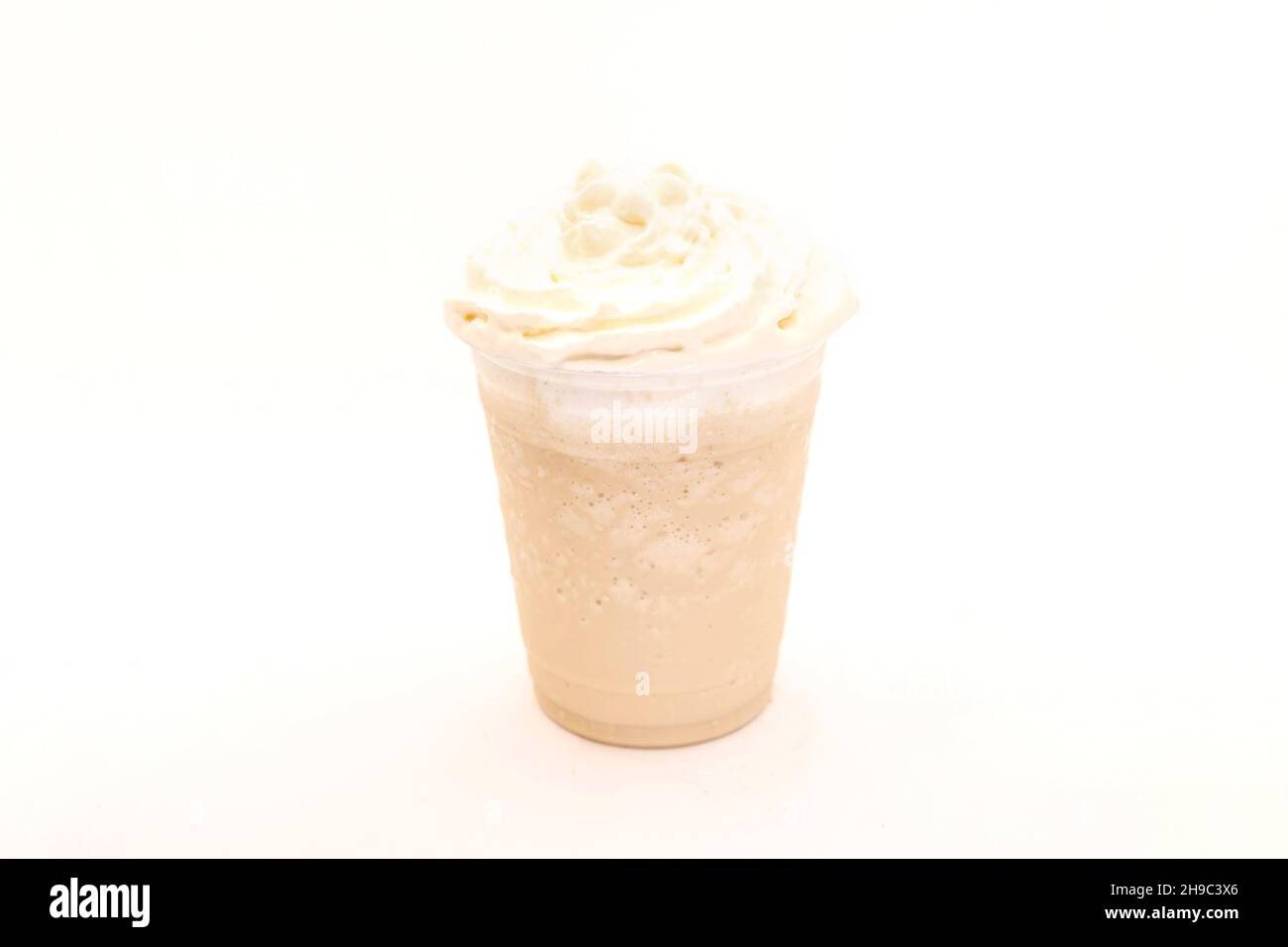 Fritpe à la vanille servie dans une tasse en plastique à emporter. Banque D'Images