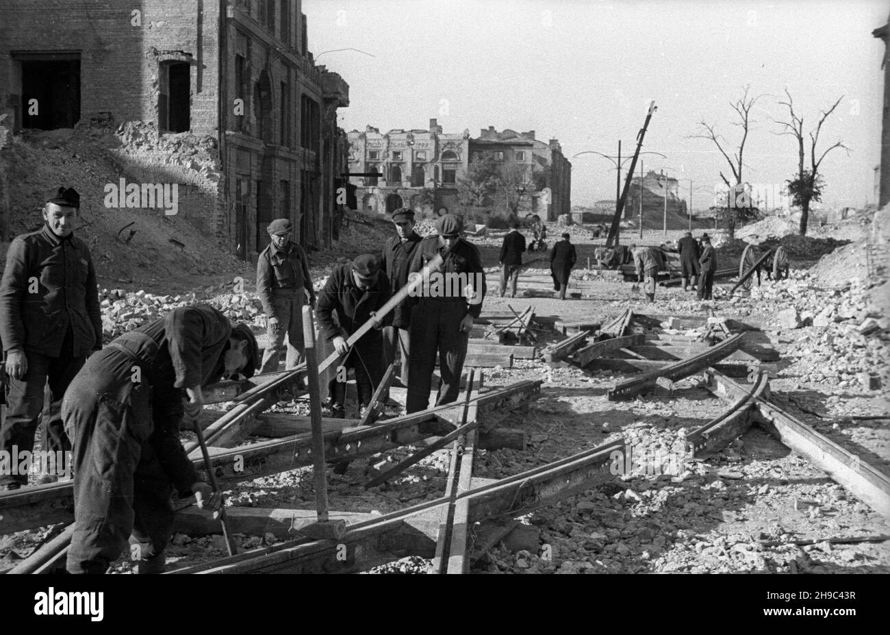 Varsovie, 1947-10.Budowa linii tramwajowej Œródmieœcie-¯oliborz.NZ. Robotnicy uk³adaj¹ rozjazdy W kierunku Leszna.W g³êbi zrujnowany pa³ac Mostowskich. ps/gr PAP Dok³adny dzieñ wydarzenia nieustalony.Varsovie, octobre 1947.Construction de la ligne de tramway Srodmiescie-Zoliborz.Photo : ouvriers posant la jonction en direction du district de Leszno.En arrière-plan, le palais Mostowskich endommagé. ps/gr PAP Banque D'Images