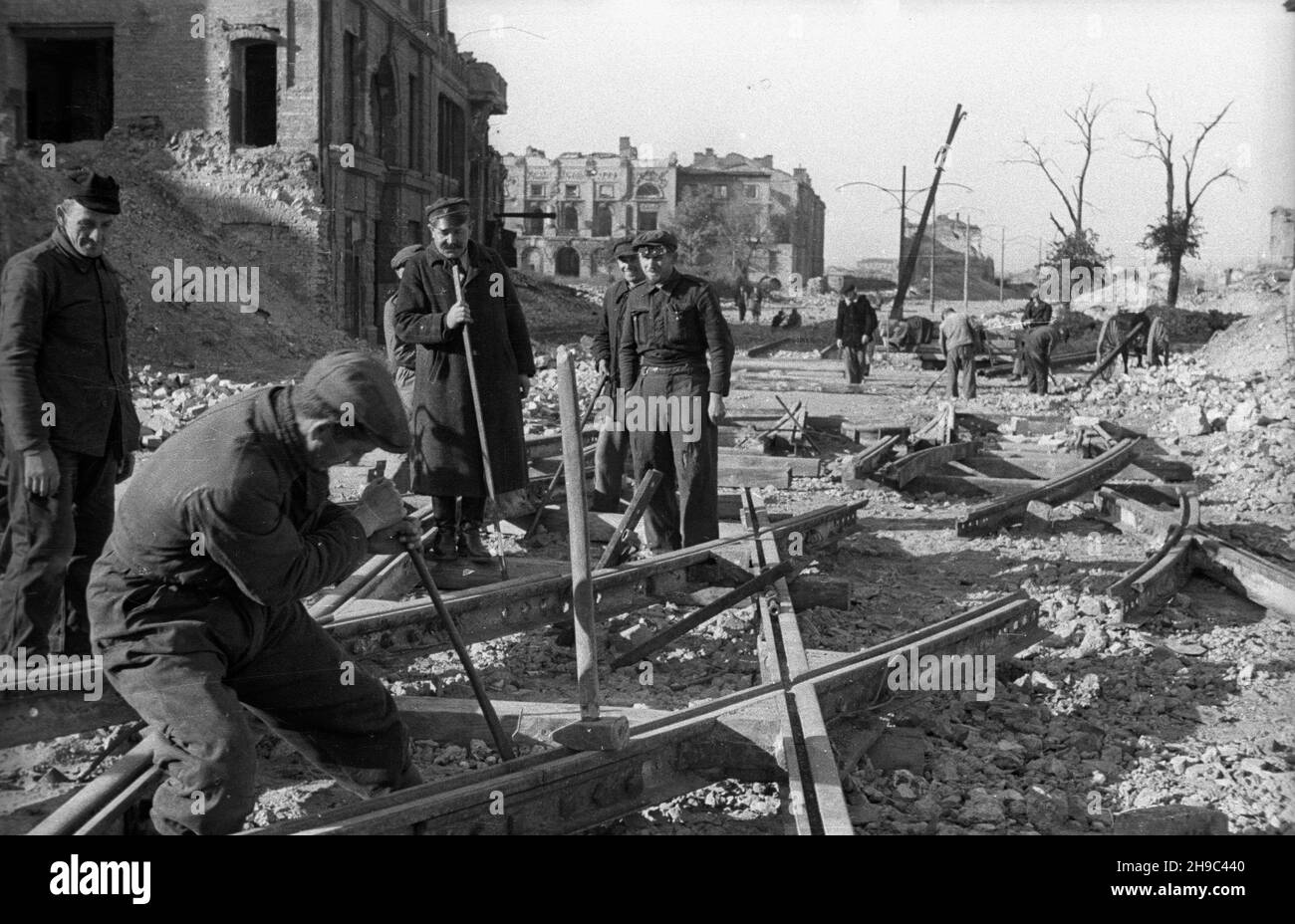 Varsovie, 1947-10.Budowa linii tramwajowej Œródmieœcie-¯oliborz.NZ. Robotnicy uk³adaj¹ rozjazdy W kierunku Leszna.W g³êbi zrujnowany pa³ac Mostowskich. ps/gr PAP Dok³adny dzieñ wydarzenia nieustalony.Varsovie, octobre 1947.Construction de la ligne de tramway Srodmiescie-Zoliborz.Photo : ouvriers posant la jonction en direction du district de Leszno.En arrière-plan, le palais Mostowskich endommagé. ps/gr PAP Banque D'Images