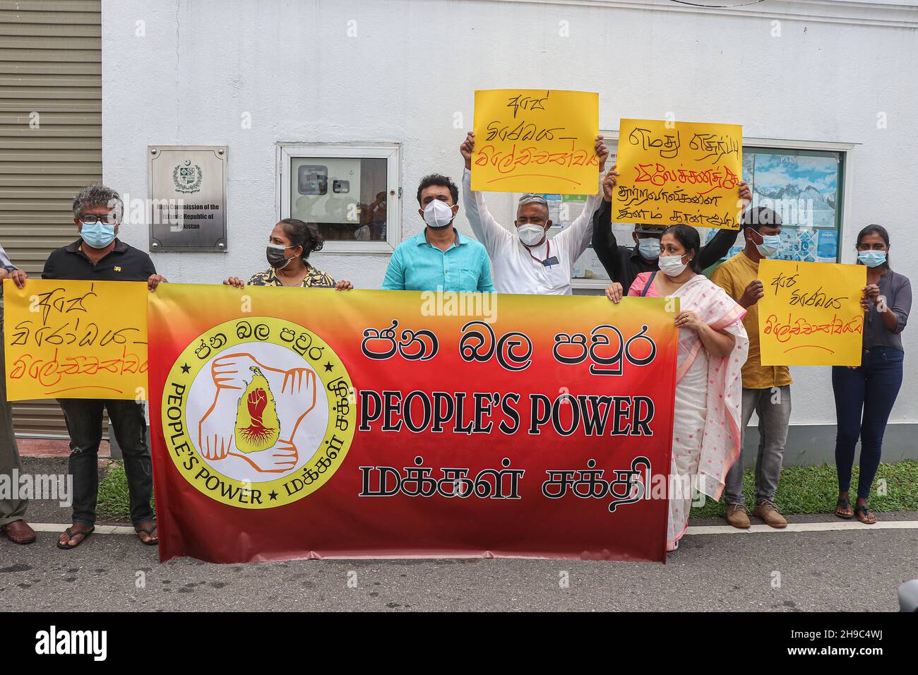 Colombo, Sri Lanka.6 décembre 2021.Des membres des organisations de la société civile sri-lankaise protestent devant le Haut-commissariat du Pakistan à Colombo, au Sri Lanka, le 6 décembre 2021. Ils réclament justice pour un travailleur sri-lankais tué par un groupe de voyous musulmans à Sialkot.(Credit image: © Saman Abesiriwardana/Pacific Press via ZUMA Press Wire) Banque D'Images