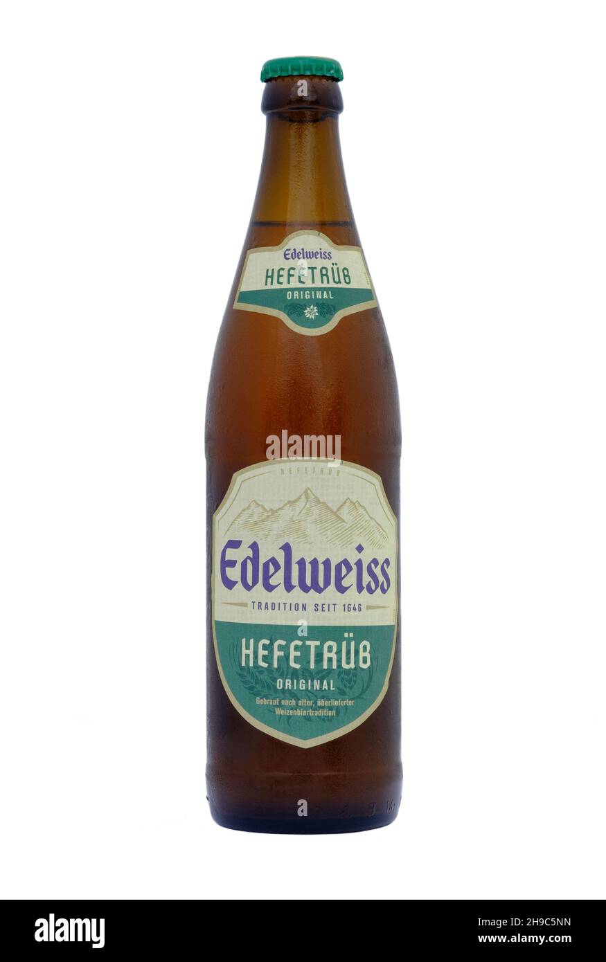 une bouteille de bière de blé edelweiss hepetbeat lager coupée sur fond blanc Banque D'Images