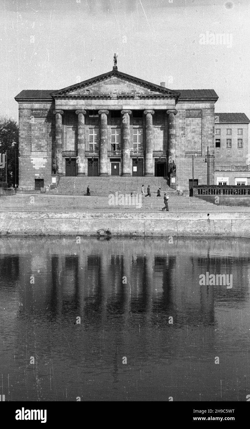 Poznañ, 1947-10.Gmach Teatru Wielkiego (Opery) im.Stanis³awa Moniuszki z pocz¹tku XX wieku. wb/gr PAP Dok³adny dzieñ wydarzenia nieustalony.Poznan, octobre 1947.Le Stanislaw Moniuszko Grand Théâtre (Opéra) construit au début du XXe siècle. wb/gr PAP Banque D'Images