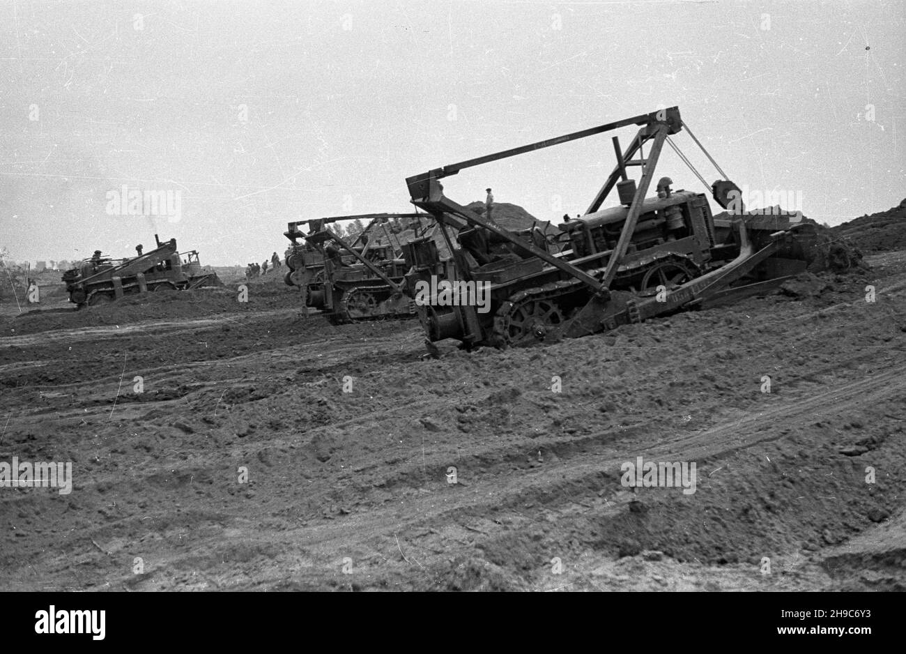 Polska, 1947-10.Wa³ przeciwpowodziowy rzeki Wis³y W rejonie Kazunia ko³o Warszawy.powsta³ych podczas wiosennej powodzi.NZ. Spychacze. wb/gr PAP Dok³adny dzieñ wydarzenia nieustalony.Pologne, octobre 1947.La rivière Vistule en bordure de la vicinty de Kazun près de Varsovie.Élimination des dommages causés par le déluge de ressort.Photo : bulldozers. wb/gr PAP Banque D'Images