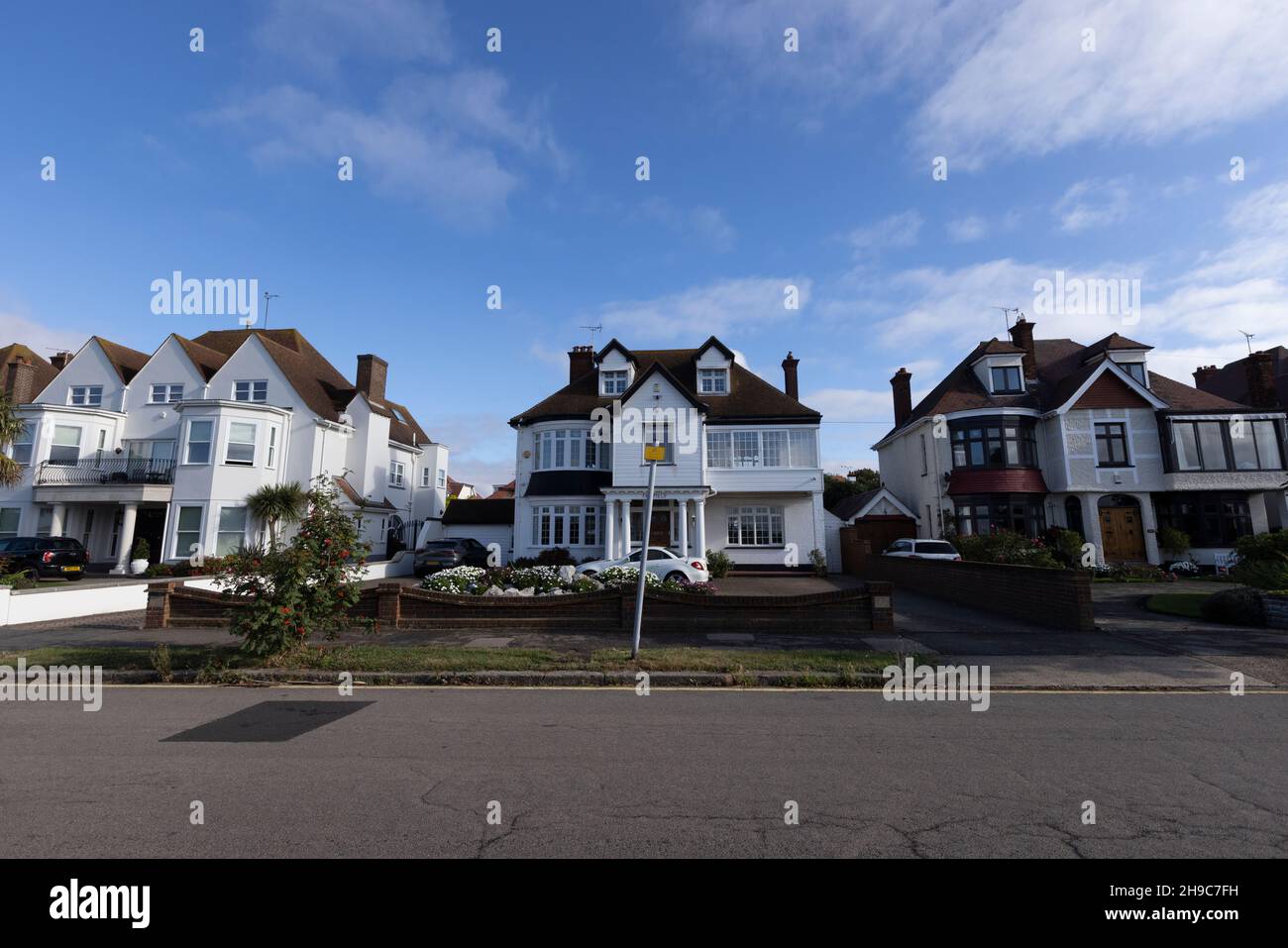 Thorpe Bay Gardens, situé dans le quartier de Southend-on-Sea, dans l'Essex, en Angleterre, situé sur l'estuaire de la Tamise. Banque D'Images