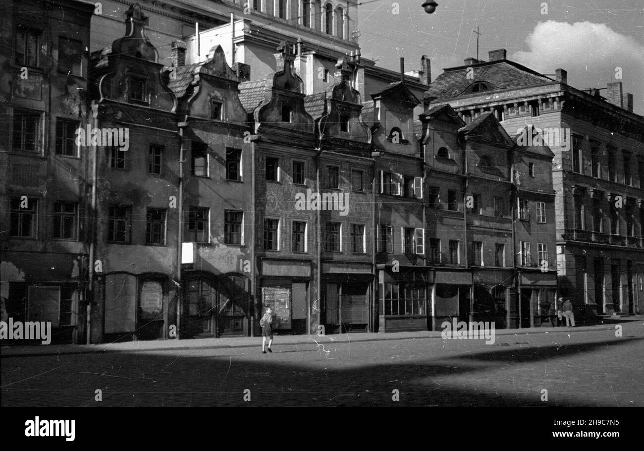 Legnica, 1947-10.Kamieniczki œledziowe przy rynku.Zespó³ 8 kamieniczek o 3 konignacjach.Najstarsza wzmianka o nich pochodzi z 1574 r.Nazwa wywodzi siê od prowadzonego W ich podziemiach handlu rybami.posiadaj¹ szczyty renesansowe, a pozosta³e klasycystyczne. wb/gr PAP Dok³adny dzieñ wydarzenia nieustalony.Legnica, octobre 1947.Huit maisons de trois étages sur le marché.La mention la plus ancienne remonte à 1574.Le nom vient du centre de commerce du poisson en dessous d'eux.Les maisons FOUT ont des toits de Renaissence et le reste Classicistic. wb/gr PAP Banque D'Images