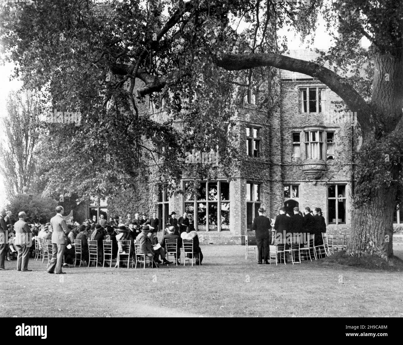 La photo doit être créditée ©Alpha Press 050000 (1939) réception à Lyne, Capel, Surrey, domicile du capitaine Evelyn H. T. Broadwood, M. C., M. I. M. T., aux délégués du comité international sur la normalisation du terrain de concert, invité en Angleterre par l'institution britannique Standard(dix pays sont représentés au sein du comité).Les chanteurs Tudor Considérant. Banque D'Images