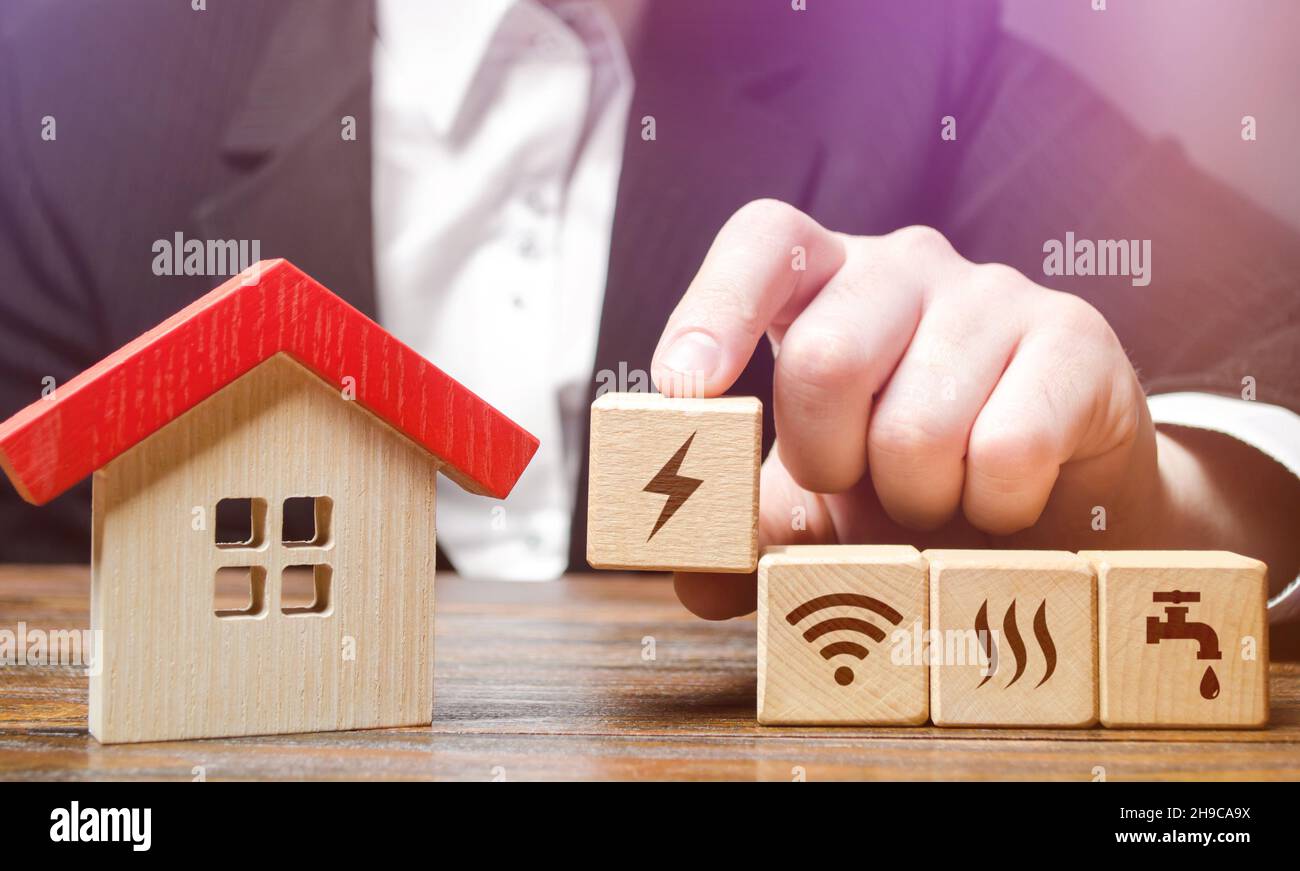 Maison avec des blocs de services de service à la maison.Installation de communications et conclusion de contrats avec des sociétés d'approvisionnement.Électricité, eau et gaz Banque D'Images