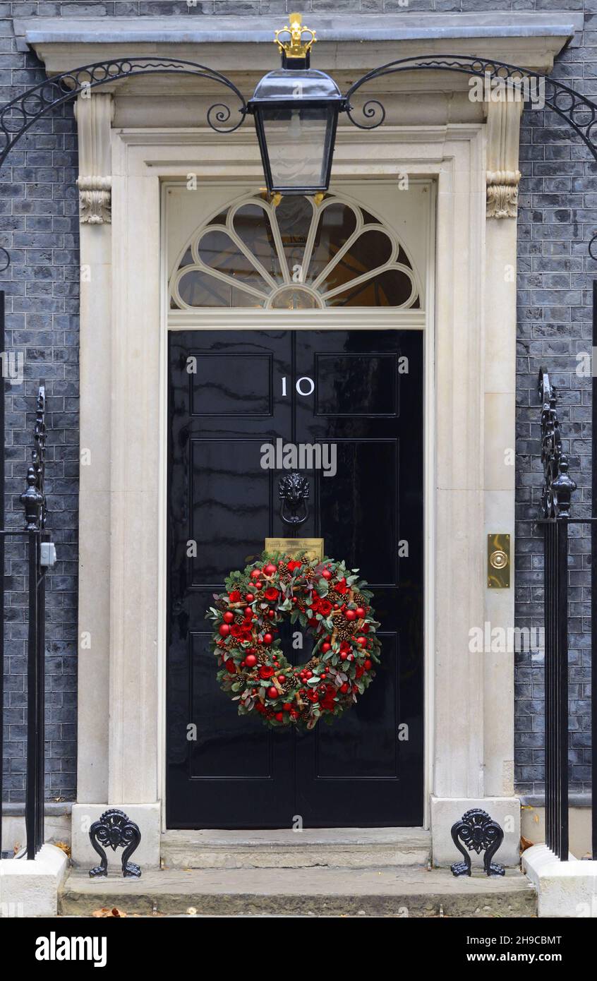 Londres, Angleterre, Royaume-Uni.Couronne de Noël sur la porte du numéro 10 Downing Street, décembre 2021 Banque D'Images