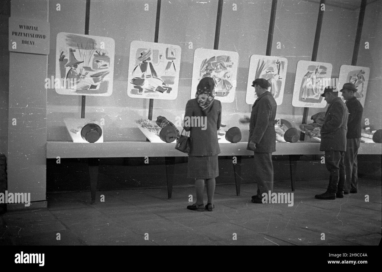 Poznañ, 1947-10.Ogólnokrajowa Wystawa Rolniczo-Ogrodnicza, W dniach 11-29 paŸdziernika, na terenie Miêdzynarodowych Targów Poznañskich.NZ. Ekspozycja Wydzia³u Przemys³owo-Rolnego. mb/gr PAP Dok³adny dzieñ wydarzenia nieustalony.Poznan, octobre 1947.Exposition agricole nationale organisée dans les locaux de la foire internationale de Poznan du 11 au 29 octobre.Photo : exposition du Département de l'agriculture industrielle. mb/gr PAP Banque D'Images