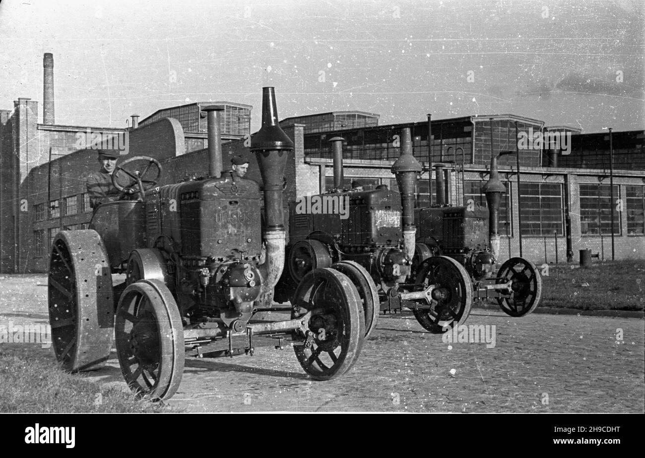 Polska, 1947-10.Zak³ady in¿ynierii W Ursusie ko³o Warszawy.Linia produkcyjna ci¹gnika Ursus C-45.ci¹gniki Ursus C-45 na placu fabricznym. mb/gr PAP Dok³adny dzieñ wydarzenia nieustalony.Pologne, octobre 1947.Usine d'ingénierie d'État à Ursus près de Varsovie.La ligne de production du tracteur Ursus C-45.Photo : tracteurs Ursus C-45 sur le chantier de l'usine. mb/gr PAP Banque D'Images