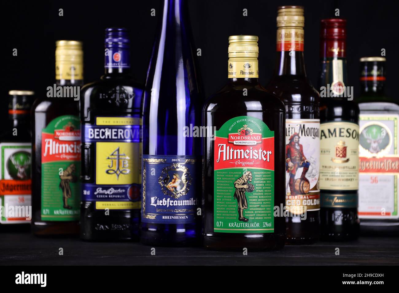 KHARKOV, UKRAINE - 3 DÉCEMBRE 2020 : beaucoup de célèbres bouteilles d'alcool de marque et de verre avec boisson de whisky sur fond noir foncé.Elite alcool productio Banque D'Images