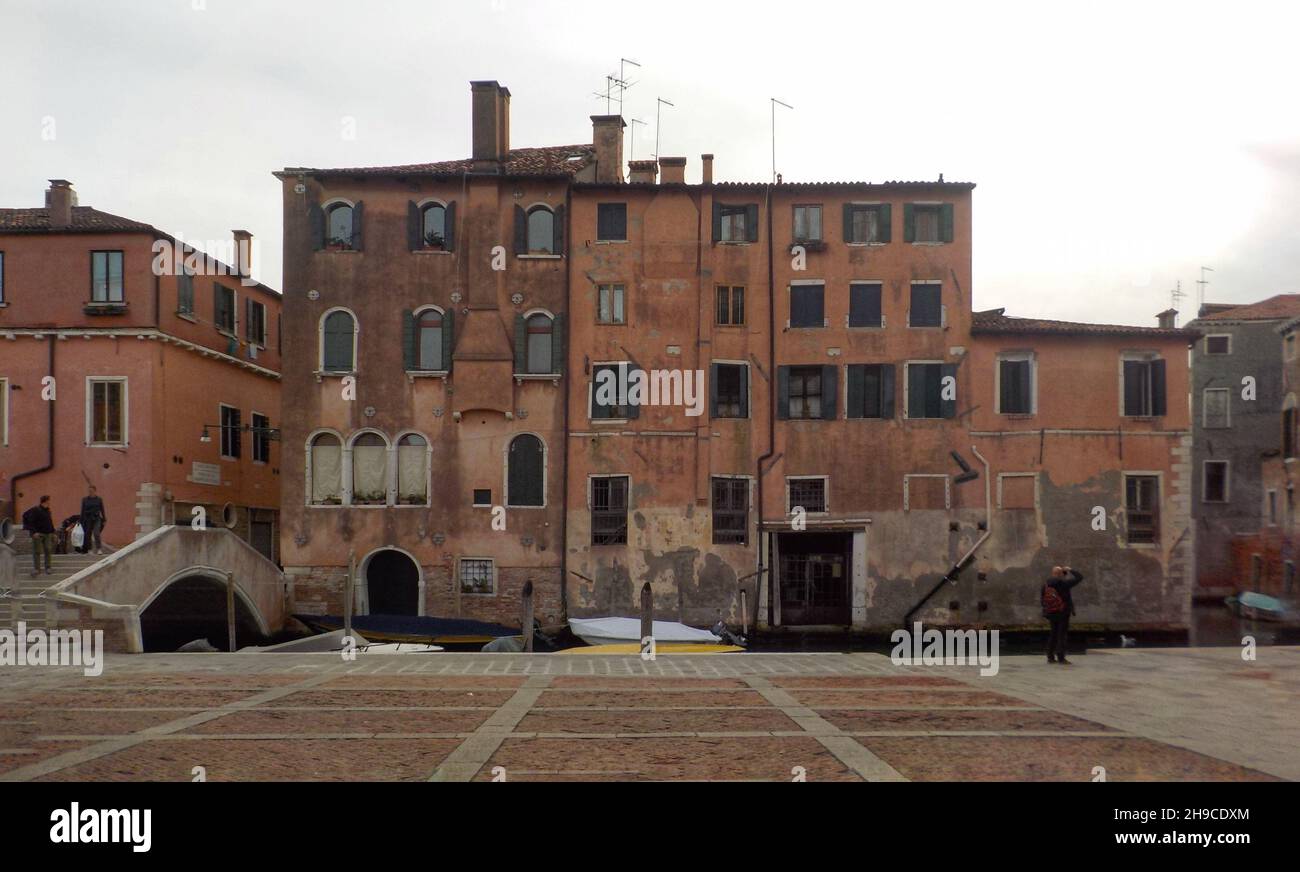 vue panoramique sur une place le long d'un canal Banque D'Images