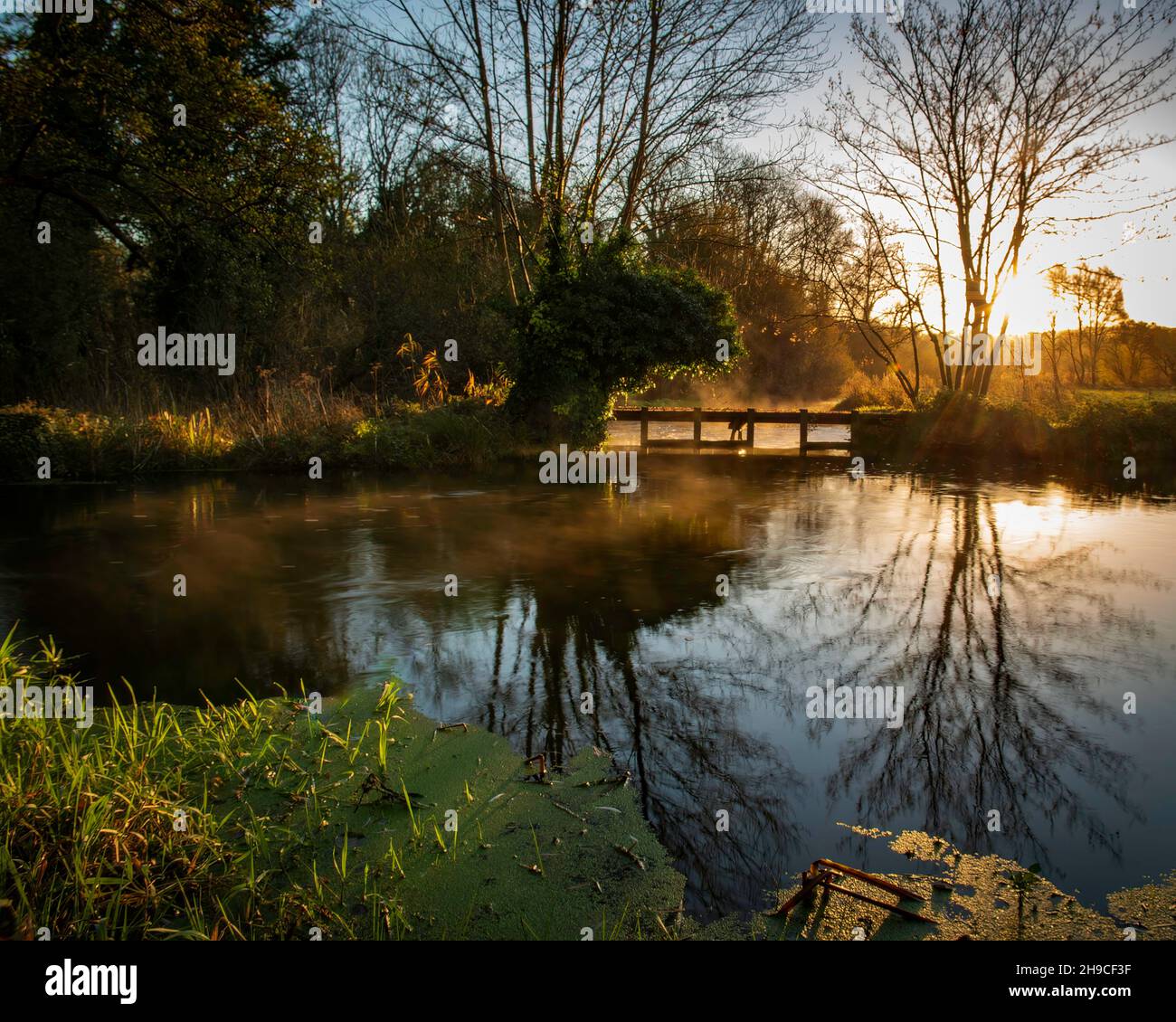 Test du pont au-dessus de la rivière à l'aube Banque D'Images
