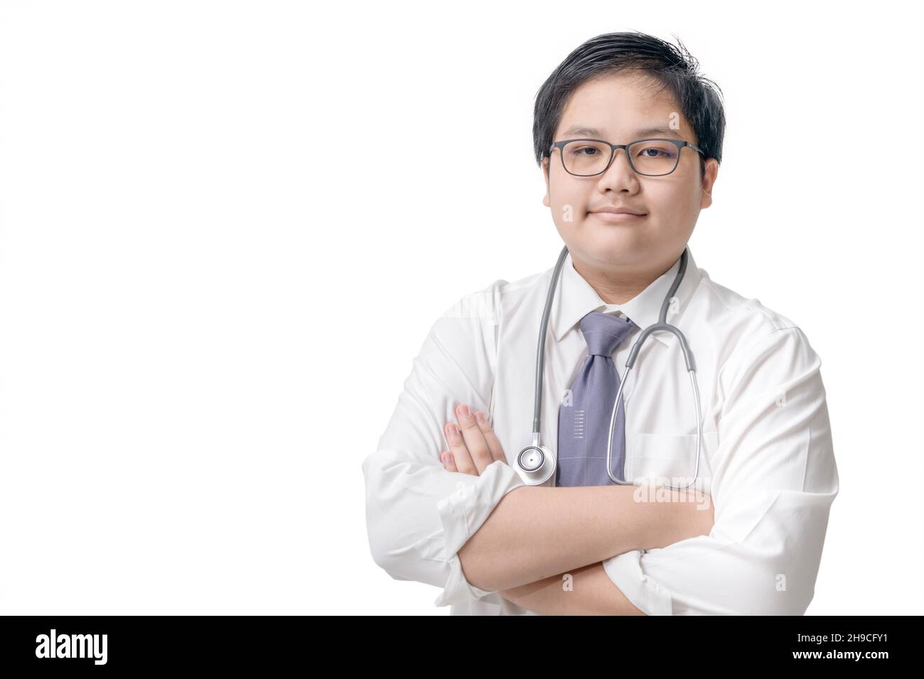 Portrait d'un jeune médecin de sexe masculin avec stéthoscope isolé sur fond blanc Banque D'Images