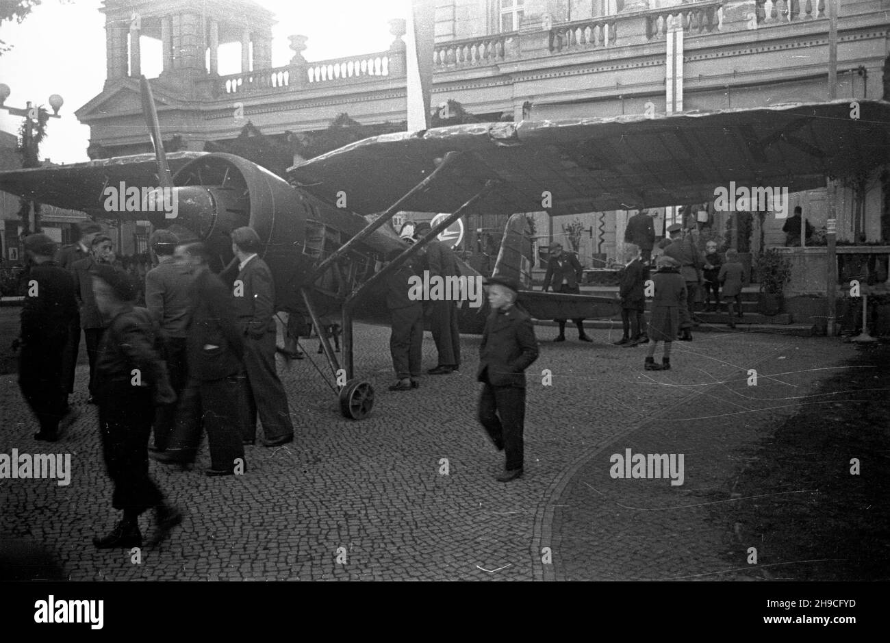 Varsovie, 1947-10.Festyn W ramach Tygodnia Ligi Lotniczej (12-19 paŸdziernika).NZ. Uszkodzony polski samolot myœliwski PZL P.11c W barwach 121 eskadry myœliwskiej. mb/gr PAP Dok³adny dzieñ wydarzenia nieustalony.Varsovie, octobre 1947.Festivités organisées dans le cadre de la semaine de l'Aviation League (du 12 au 19 octobre).Photo : un avion de chasse PZL P.11c polonais endommagé du 121e escadron de combat. mb/gr PAP Banque D'Images