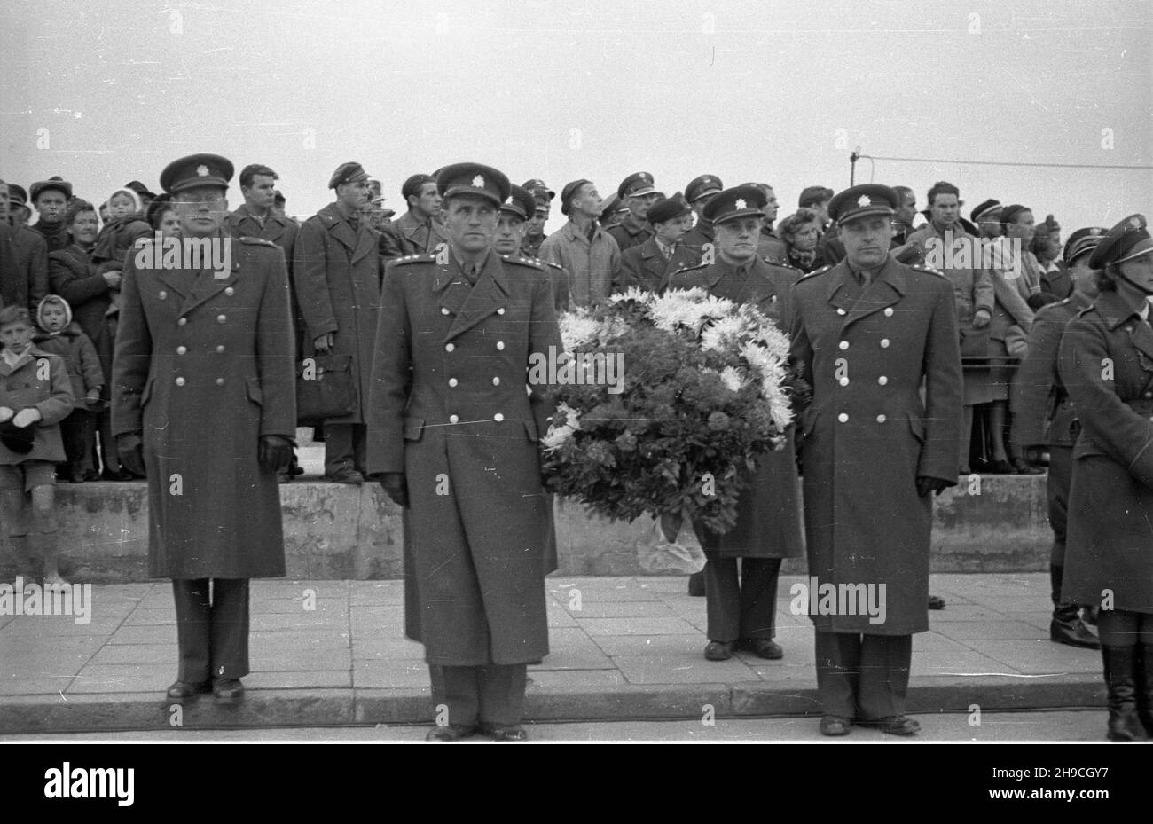 Varsovie, 1947-10-04.Apel poleg³ych na placu Zwyciêstwa z okazji trzeciej rocznicy powstania Milicji Obywatelskiej (Mo).W uroczystoœci wziê³a udzia³ delegacja Policji Czechos³owackiej z zastêpc¹ komendanta g³ównego pp³k.Frankiem na czele.NZ. Delegacja czechos³owacka z wieñcem, który z³o¿ono na Grobie Nieznanego ¯o³nierza. wb/gr PAPVarsovie, le 4 octobre 1947.Appel d'un numéro d'honneur sur la place Zwyciestwa pour marquer le 3e anniversaire de la Milice du citoyen (Mo).Une délégation de la police tchécoslovaque dirigée par le chef adjoint de la police, le col Frank, a assisté à la cérémonie.Photo : un tchèque Banque D'Images