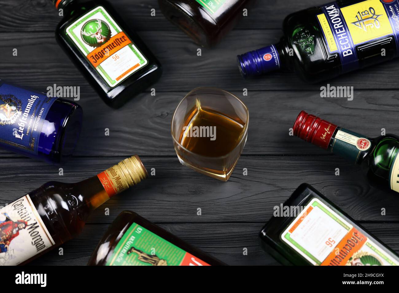 KHARKOV, UKRAINE - 3 DÉCEMBRE 2020 : beaucoup de célèbres bouteilles d'alcool de marque et de verre avec boisson de whisky sur fond noir foncé.Elite alcool productio Banque D'Images