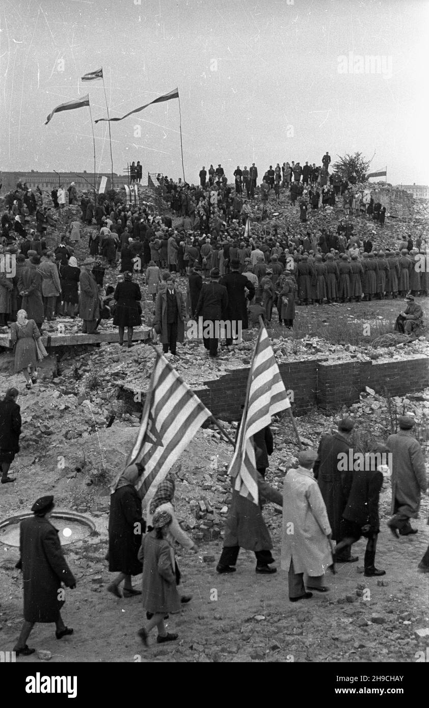 Varsovie, 1947-10-05.Inauguracja Tygodnia WiêŸnia Politycznego Msz¹ Œwiêt¹ W ruinach na Pawiaku. wb/gr PAPVarsovie, le 5 octobre 1947.Une messe sainte inaugure la semaine d'un prisonnier politique dans les ruines de la prison de Pawiak. wb/gr PAP Banque D'Images