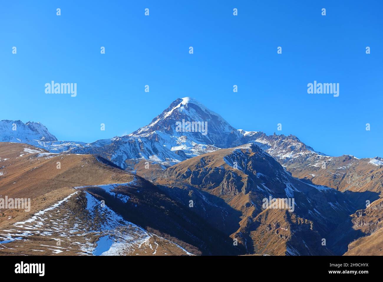 Vue sur les montagnes enneigées autour du Mont Kazbek en hiver.Géorgie Banque D'Images