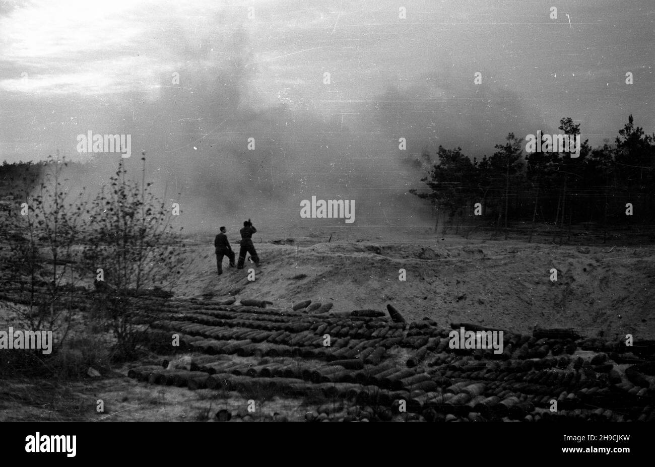 Polska, 1947-10-09.Pierwszy dzieñ niszczenia niewybuchów i niewypa³ów zwiezionych do lasu palmirowskiego przez ¿o³nierzy z 2 Pu³ku Saperów, pracuj¹cych przy odminowywaniu Warszawy.NZ. Totacjê pocisków filmuje ekipa Polskiej Kroniki Filmowej. wb/gr PAPPologne, 9 octobre 1947.Le premier jour de l'élimination des bombes non explosées qui ont été apportées à la forêt de Palmiry par les soldats du 2e régiment d'sapeur.Photo : détonation de coquilles filmées par des caméramans de Polish Newsreel. wb/gr PAP Banque D'Images