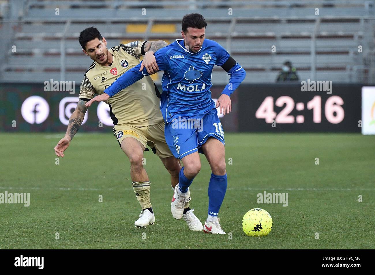 Côme, Italie.04e décembre 2021.Massimiliano Gatto (Côme) gêné par Giuseppe Mastinu (Pise) pendant Como 1907 vs AC Pise, football italien série B match à Côme, Italie, décembre 04 2021 crédit: Agence de photo indépendante / Alamy Live News Banque D'Images