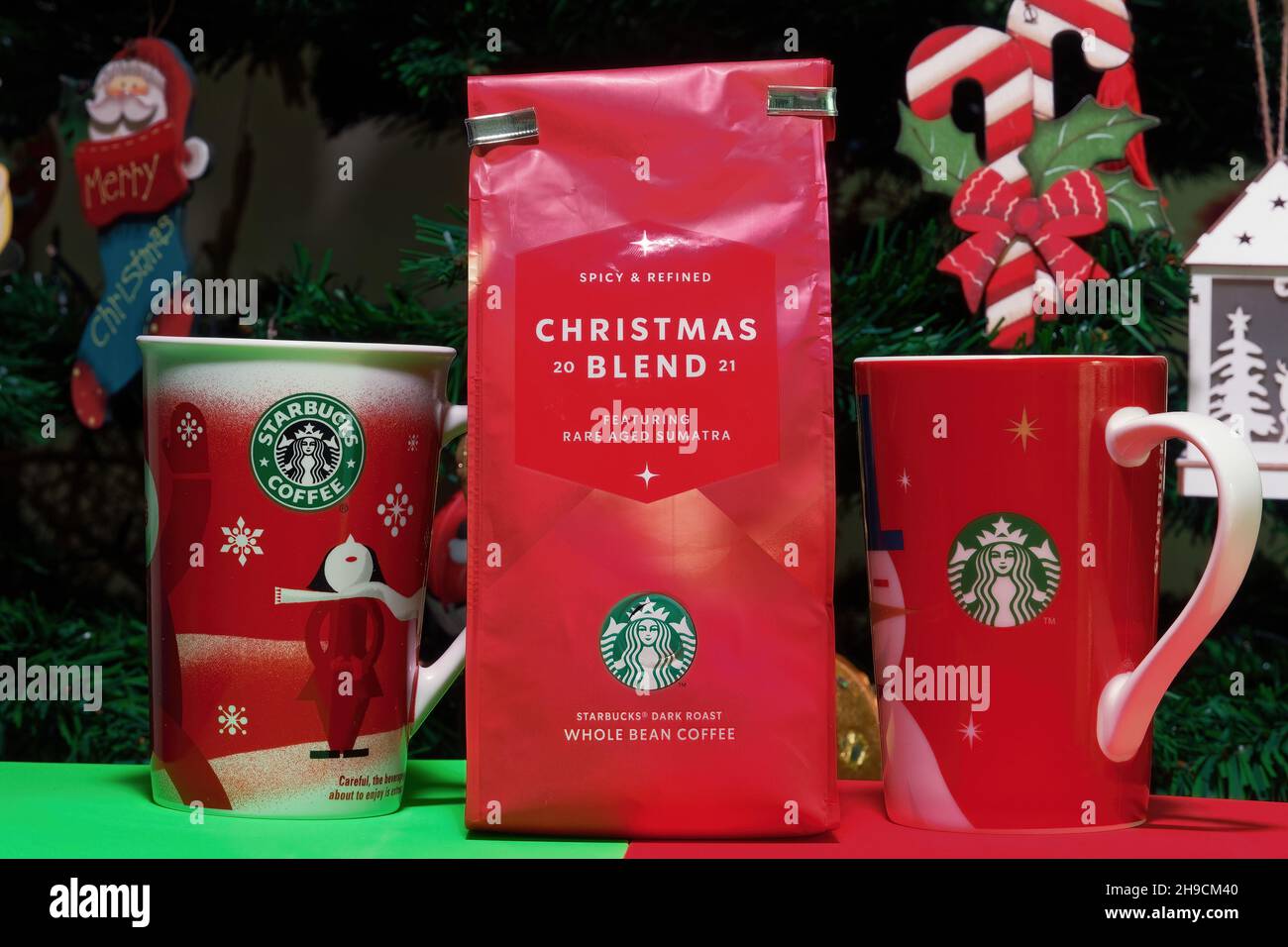 Café et tasses Starbucks Christmas Blend.Gamme de boissons de saison avec gobelets de Noël, logo vert et blanc de la compagnie de sirène, sur fond de fête. Banque D'Images