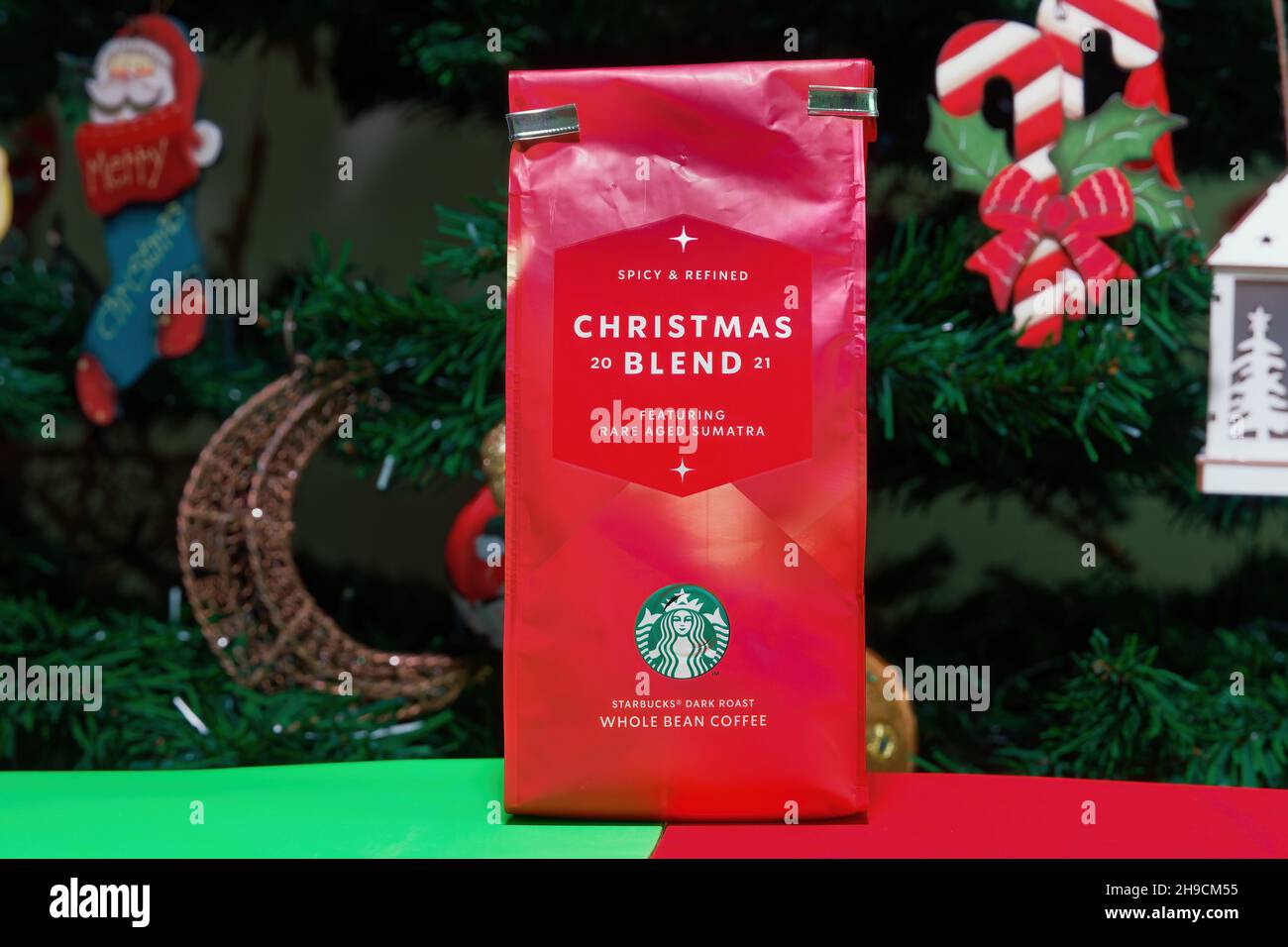 Ensemble café Starbucks Christmas Blend.Gamme de boissons de saison avec logo vert et blanc de la compagnie de sirène, sur fond de fête. Banque D'Images